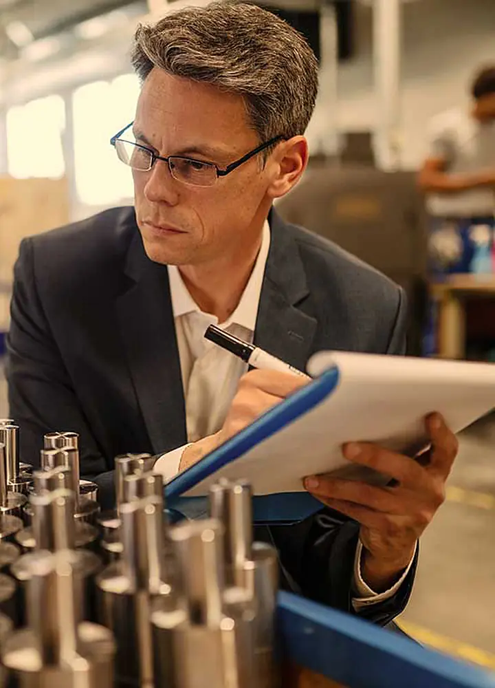 Auditor bei der Begutachtung eines Managementsystems