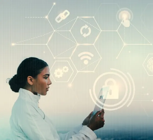 Frau hält ein Tablet in den Händen, vor ihr schweben vernetzte Symbole wie WLAN, Kette, Aktualisieren und ein Vorhängeschloss, was Sicherheit und Konnektivität von ISO 27001 darstellt